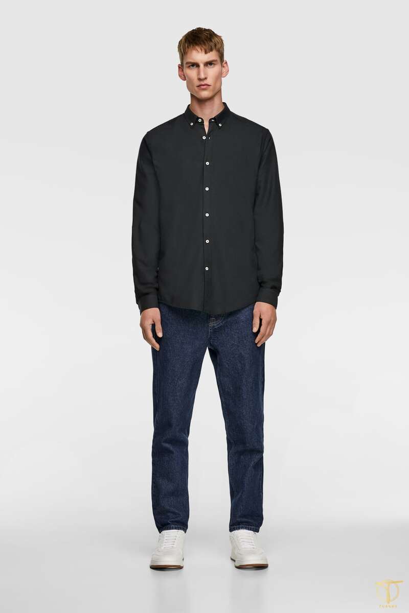 Phối áo sơ mi đen với quần jean