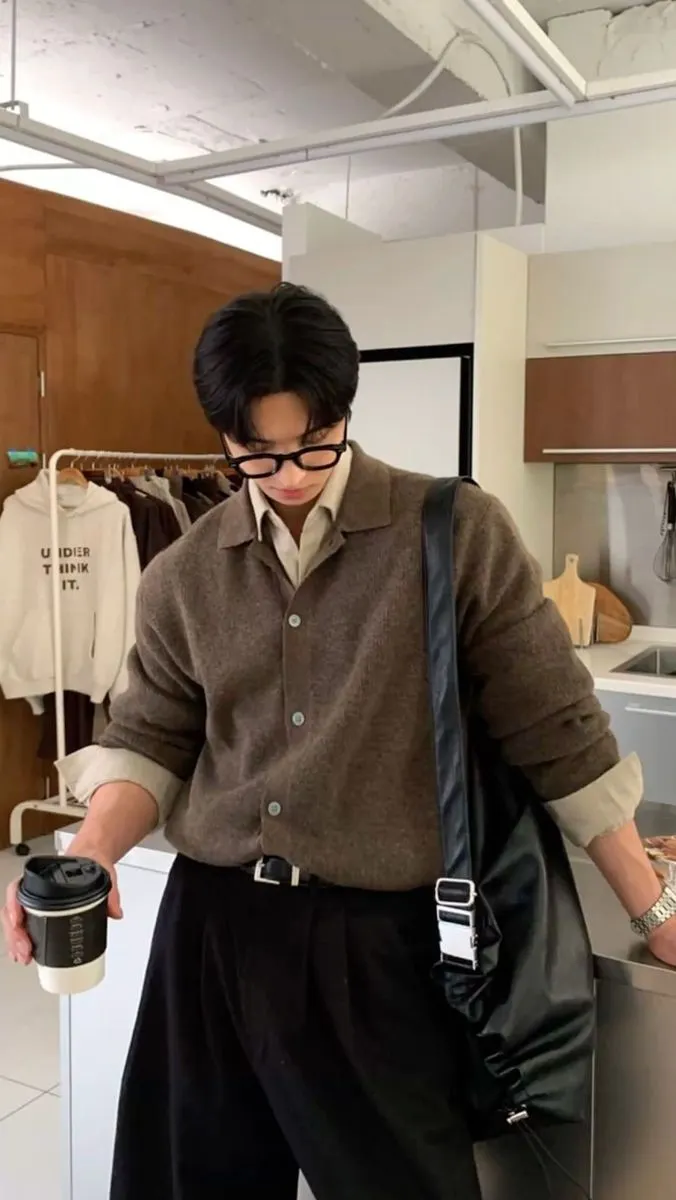 phối áo sơ mi với áo len nam