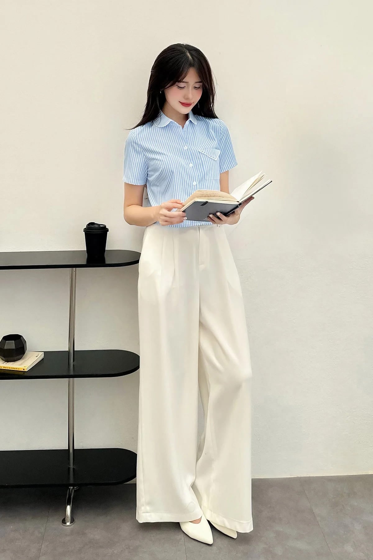 Cách phối croptop với áo sơ mi trắng