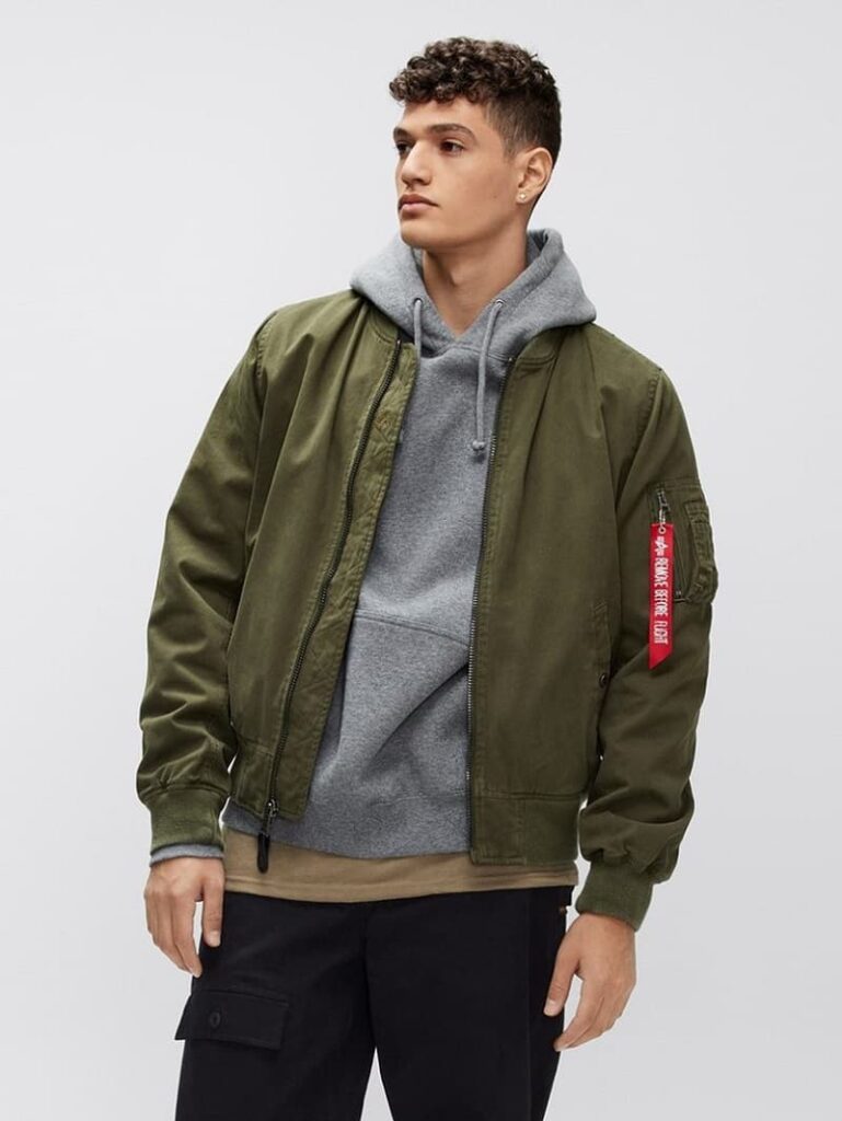 Mix hoodie với áo khoác da