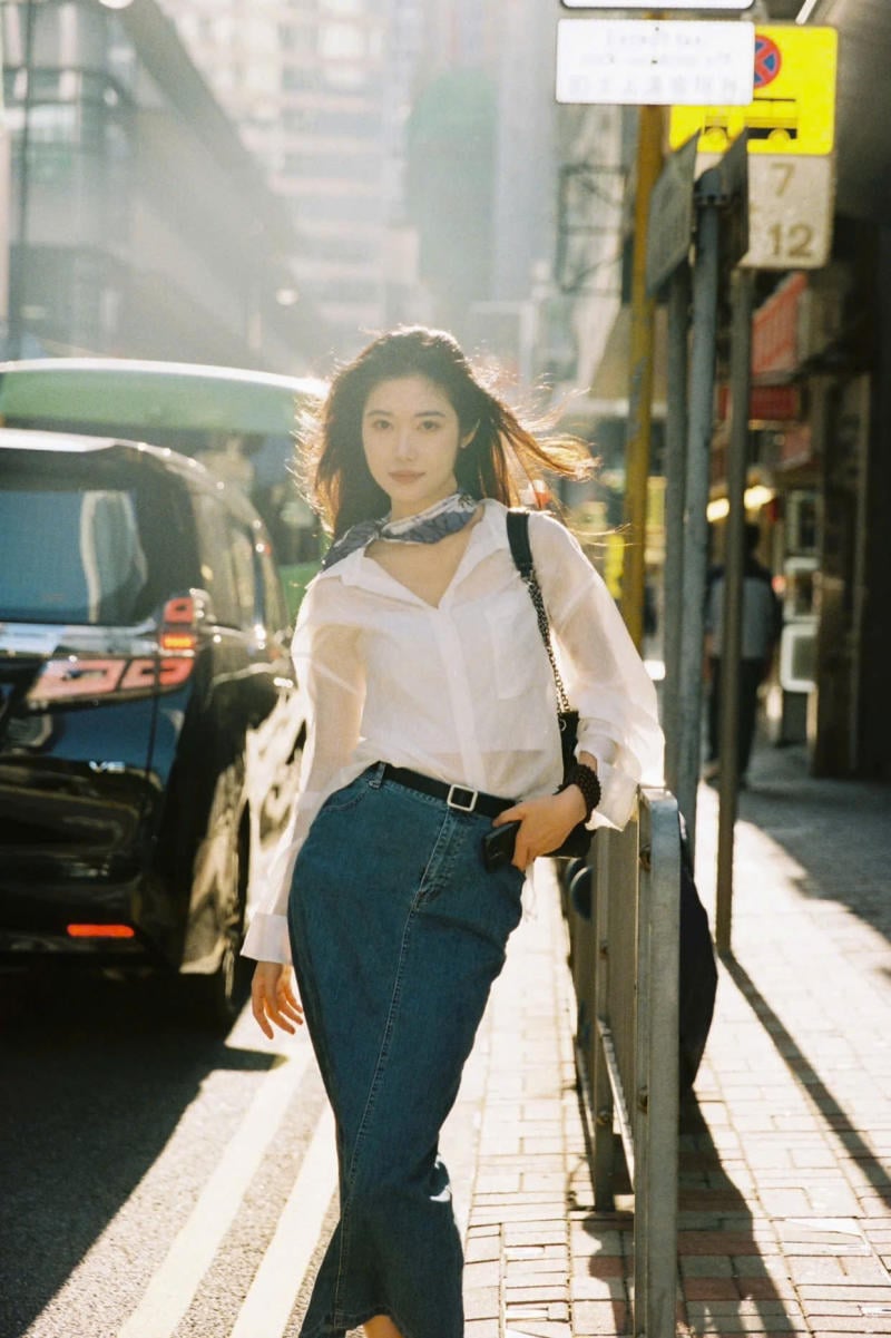 Phối đồ với quần jean rách và áo sơ mi trắng