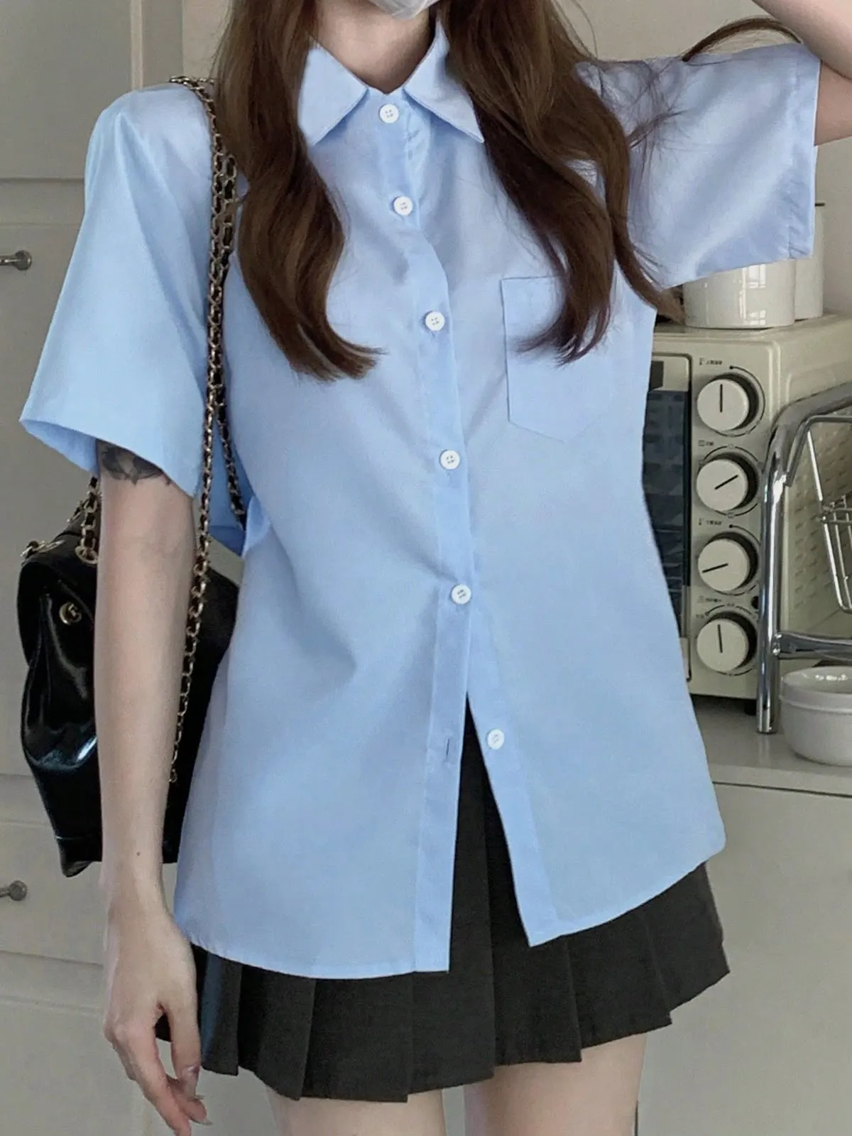 15+ Cách Phối Đồ Với Áo Sơ Mi Tay Ngắn Nữ Sành Điệu 2 Phối đồ với áo sơ mi tay ngắn nữ và quần jean