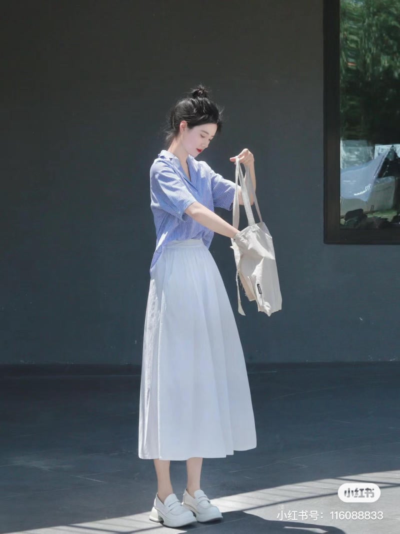 Áo sơ mi xanh dương phối với quần jean