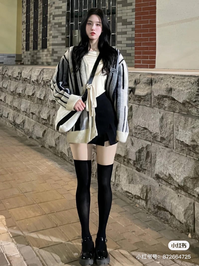Phối đồ với quần tất đen phong cách preppy