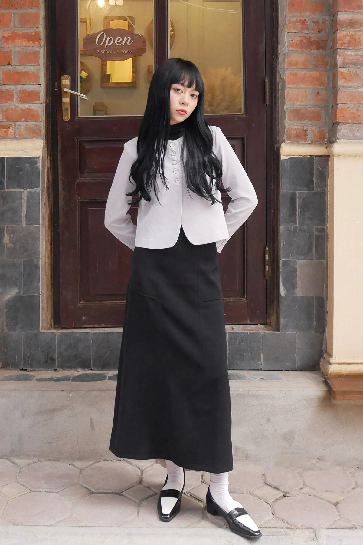 Chân váy chữ a màu đen mặc với áo gì