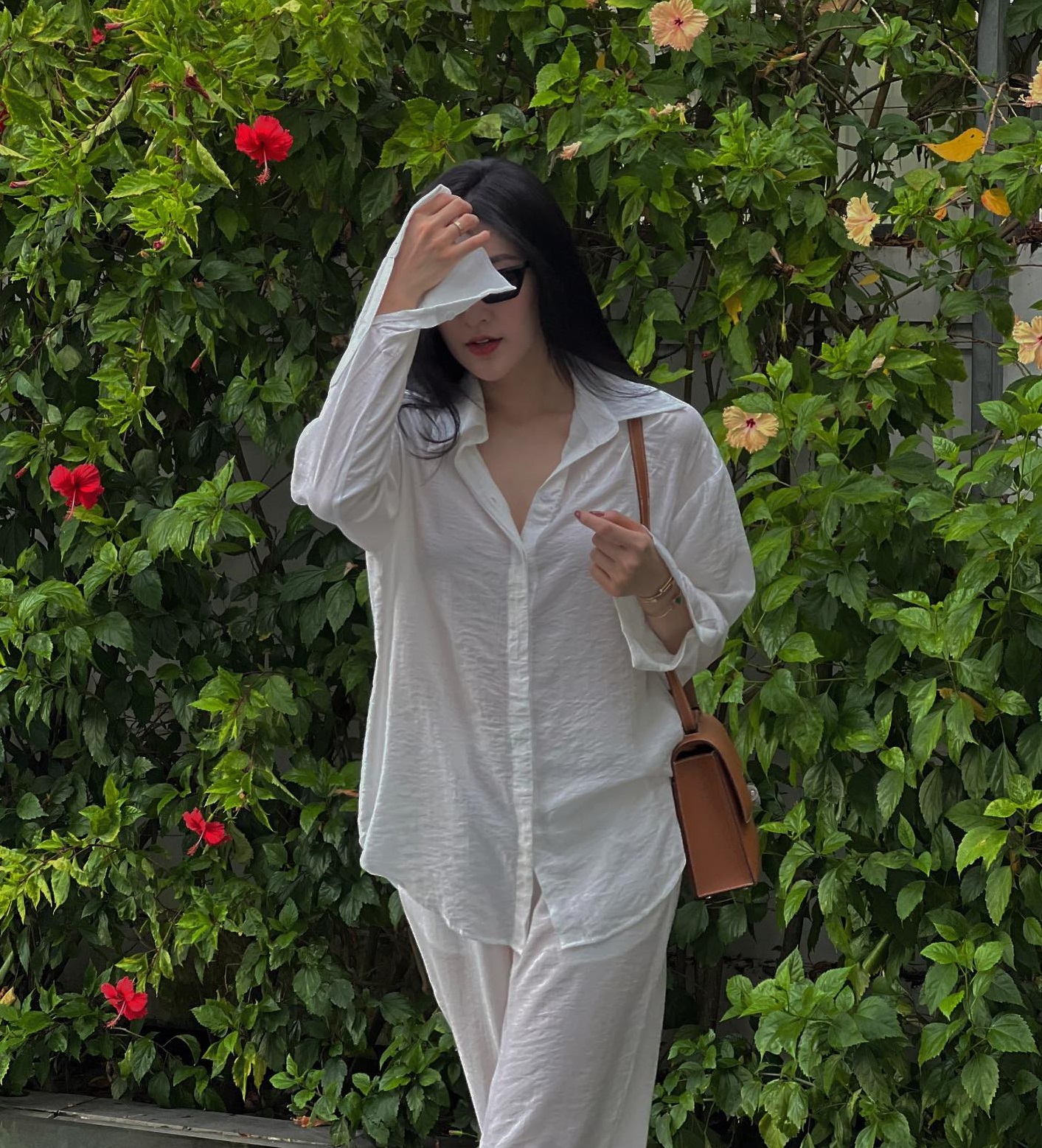 Bí quyết phối áo sơ mi với quần ống rộng chuẩn stylist 6 Phối áo sơ mi oversize với quần ống rộng