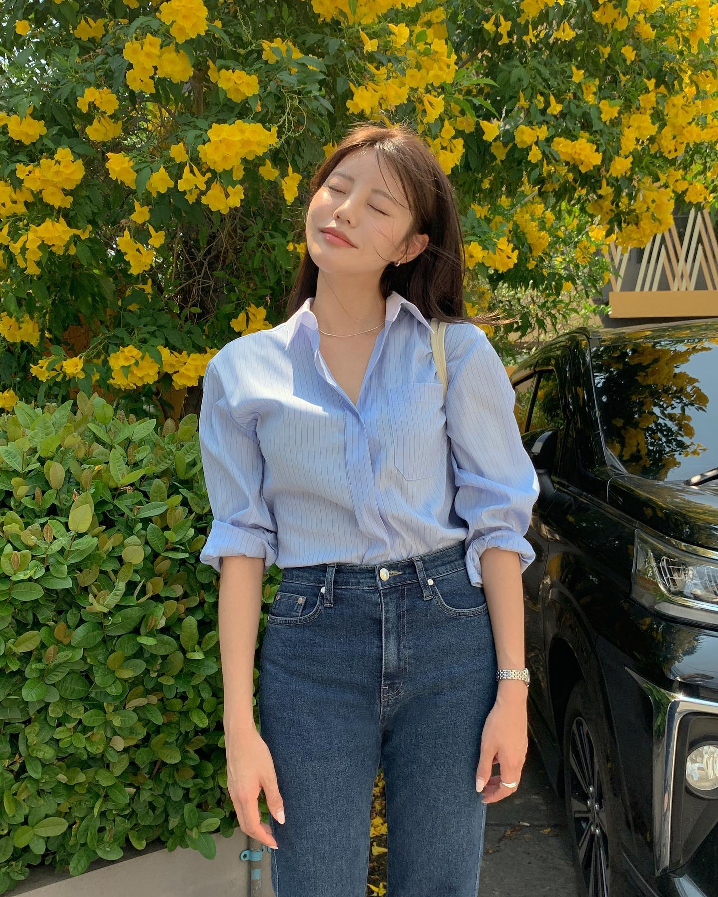 15+ Mẫu Áo Sơ Mi Kẻ Sọc Đẹp Xu Hướng Kèm Cách Phối Đồ 6 Phối đồ với áo sơ mi kẻ sọc oversize