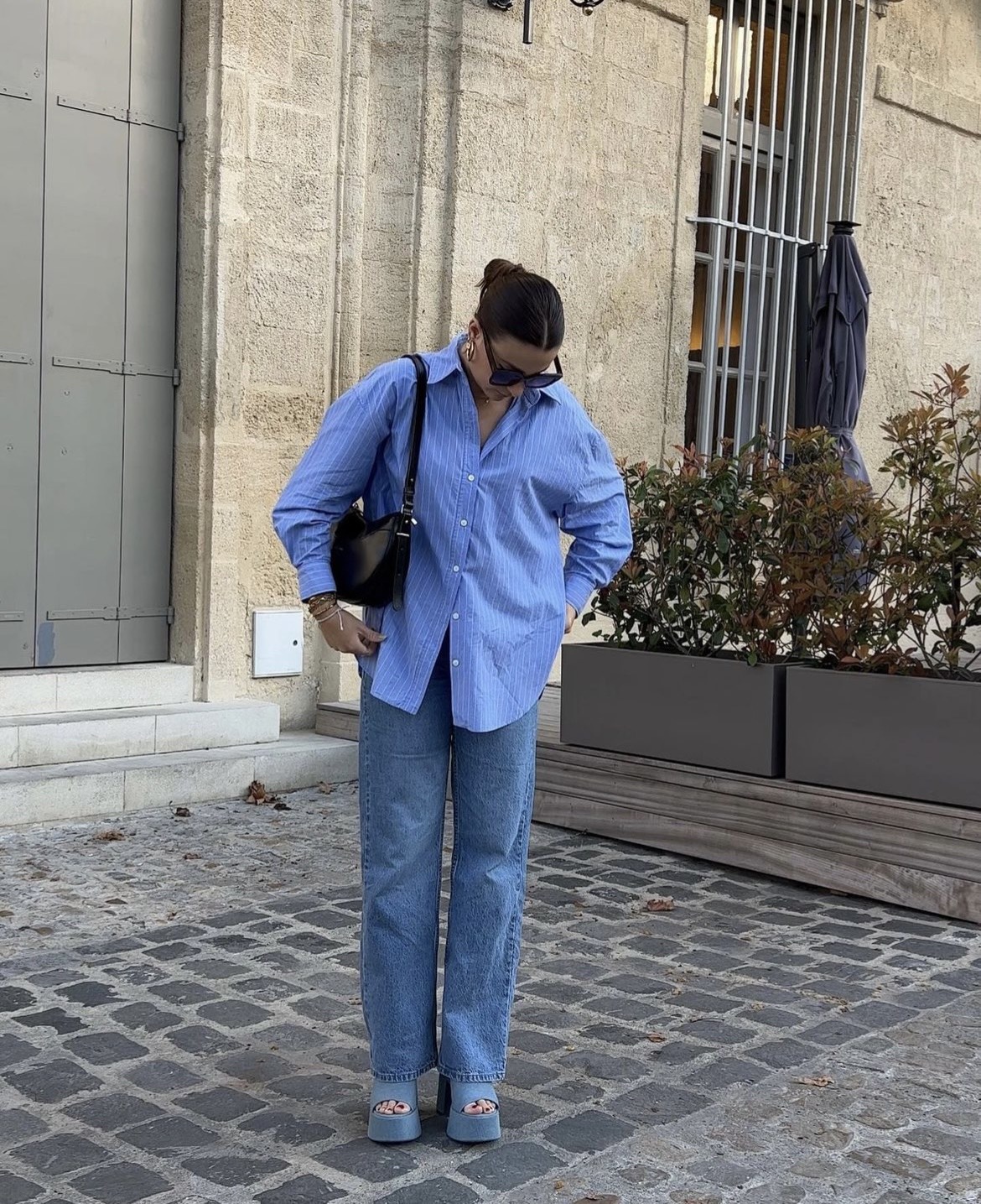Phối đồ với áo sơ mi xanh dương nữ theo phong cách tối giản