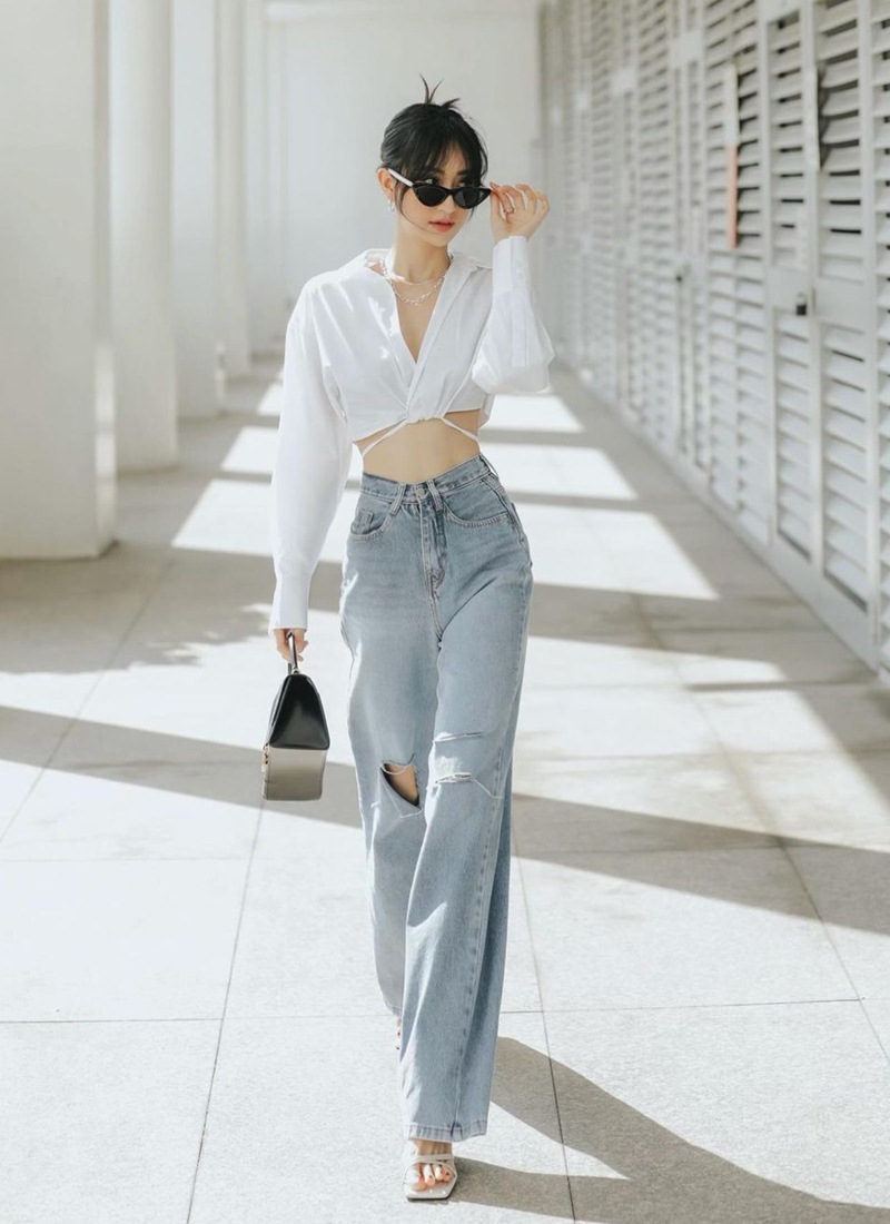 Style quần jean ống loe áo sơ mi trắng