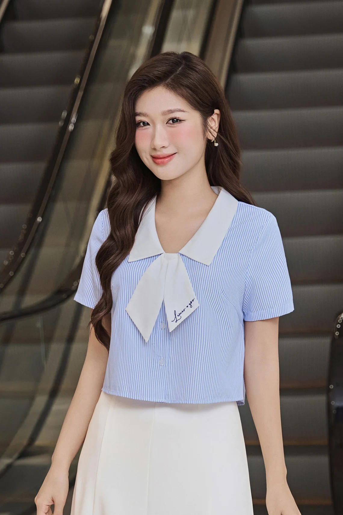 Áo sơ mi cổ nơ nữ tính điệu đà