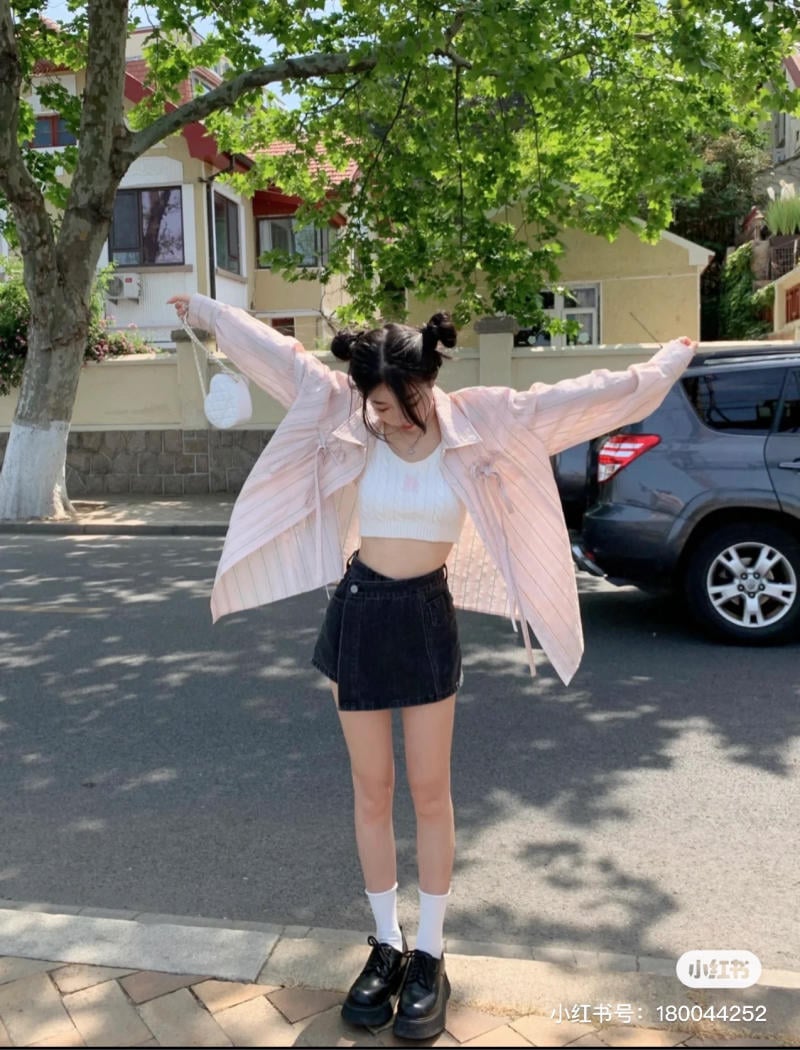 Phối áo sơ mi kẻ caro nữ với quần short