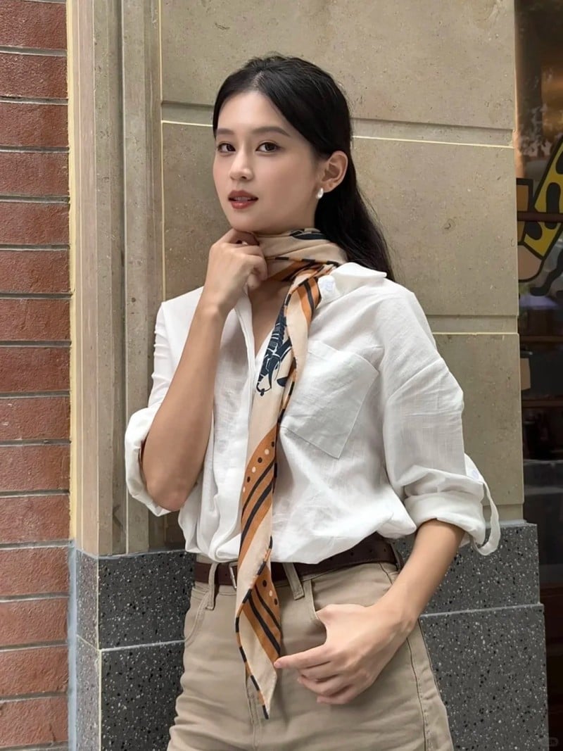 Phối khăn với áo sơ mi