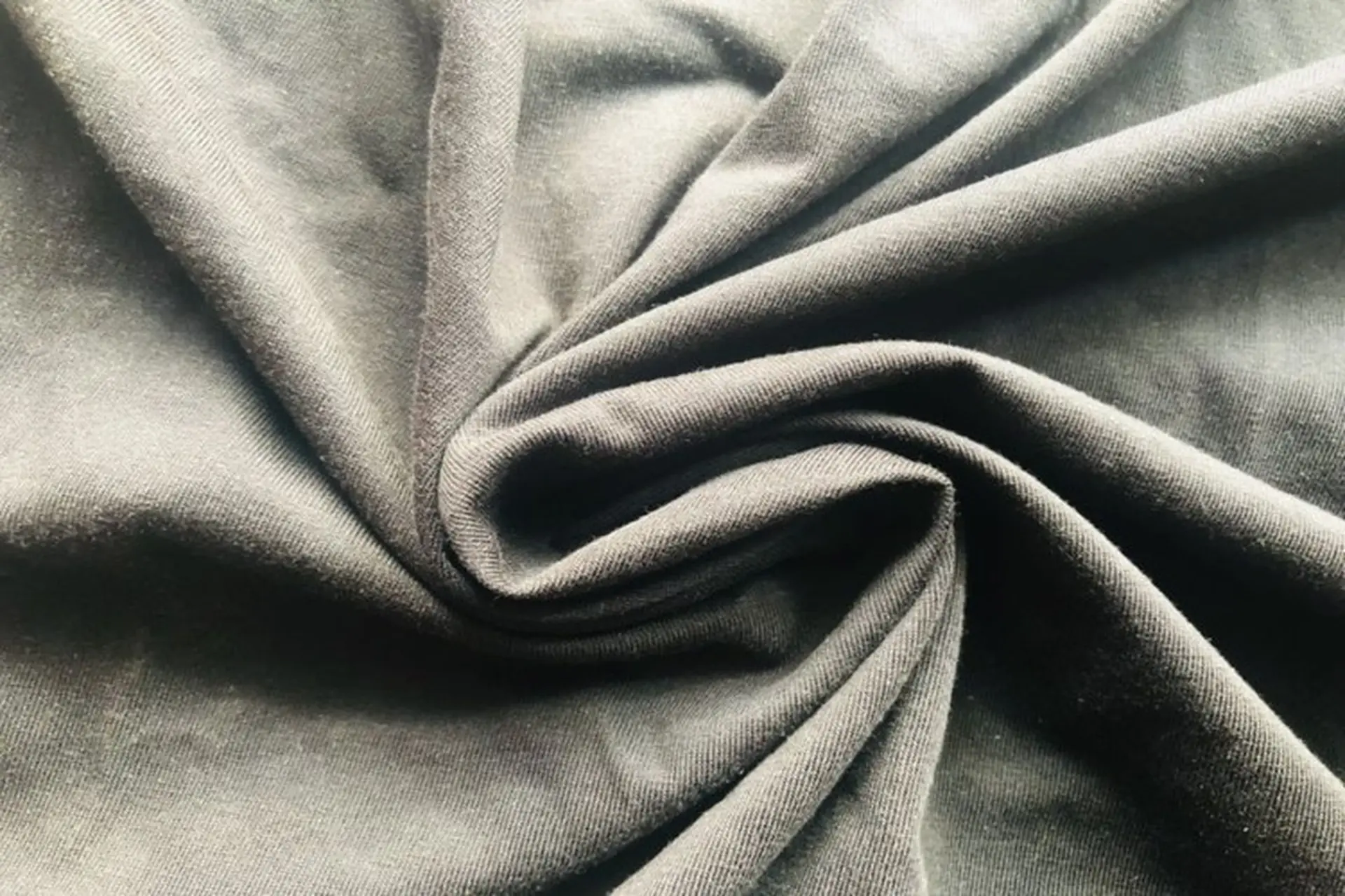 Vải Cotton là gì? Nguồn gốc, Phân loại và Ứng dụng 5 Vải cotton lụa là gì