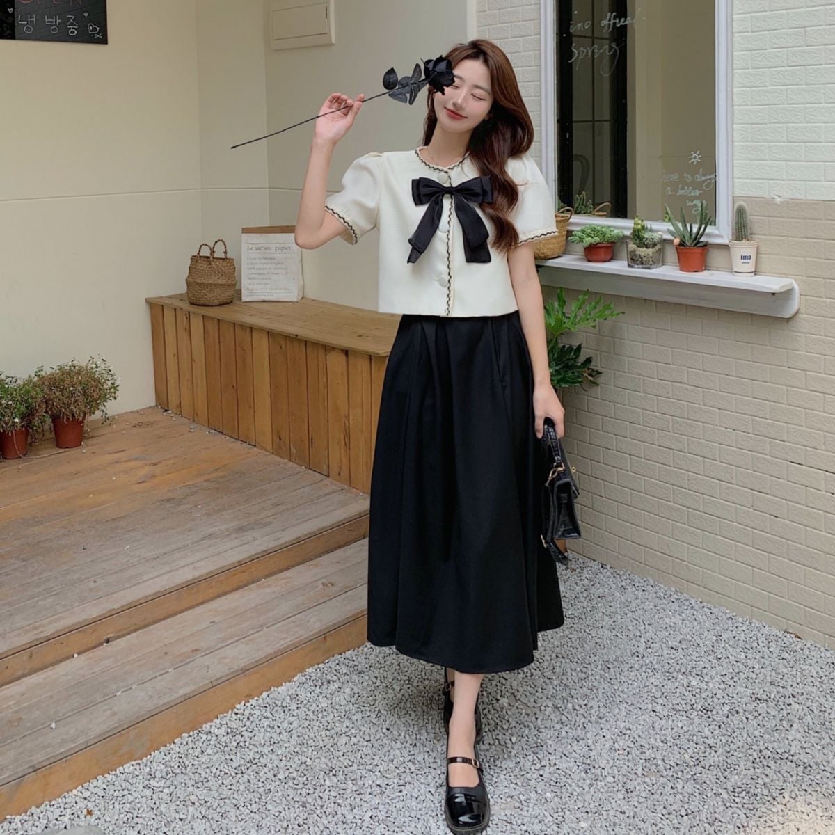 Phối đồ với chân váy đen chữ a và áo croptop